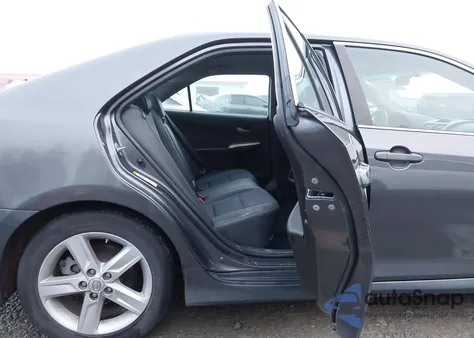 2014 Toyota Camry Se z USA, uszkodzony, nr VIN 4T1BF1FK2EU344897